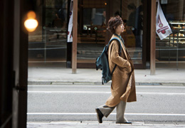 名峰がそびえるあの町で街歩きしながら表紙撮影。