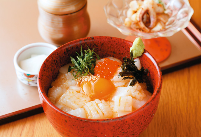 数量限定！ 極厚イカの刺身たっぷりの贅沢なごちそう丼。
