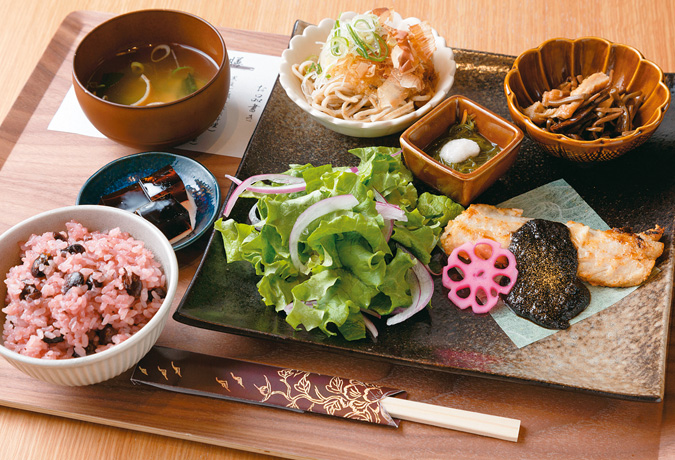 歴史を食す“現代風朝倉膳”で伝承・復元料理が堪能できる。
