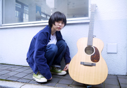 坂井市出身の17歳。等身大の思いを歌で届ける。